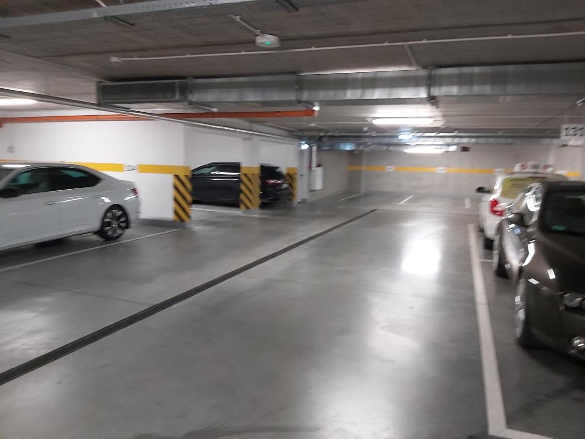 Spectrum Super Vip Free Parking Гданск Екстериор снимка